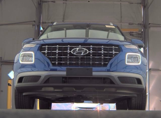 Used 2025 Hyundai Venue Limited FWD image 3