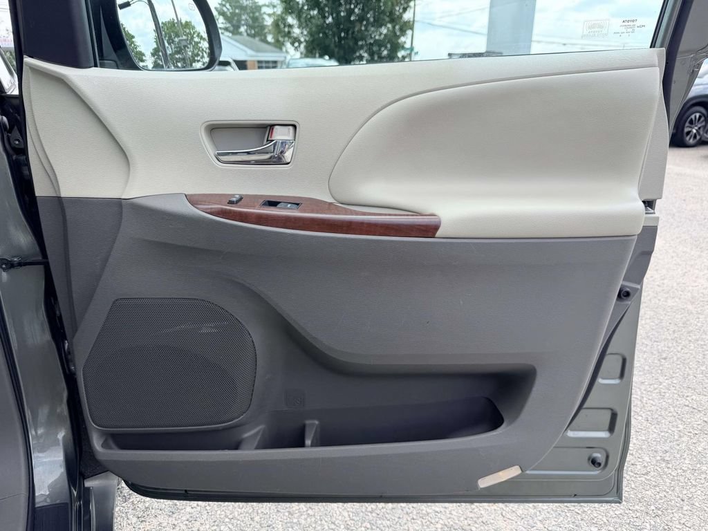 Used 2013 Toyota Sienna XLE FWD image 12