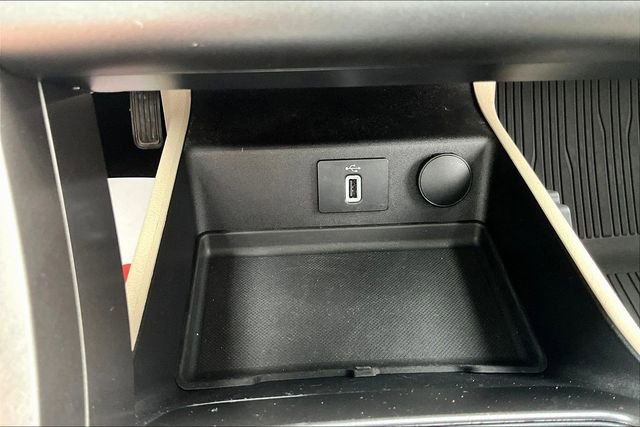 Used 2017 Ford Fusion SE w/ Fusion SE Technology Package image 16