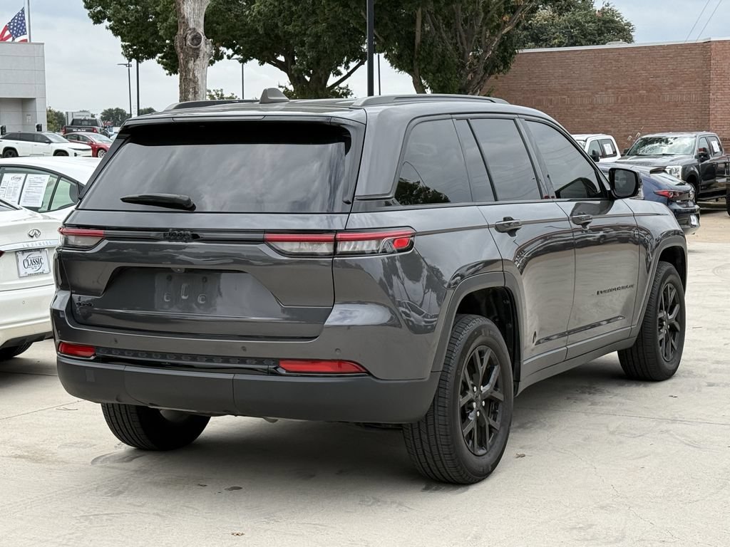 Used 2023 Jeep Grand Cherokee Altitude AWD/4WD image 4