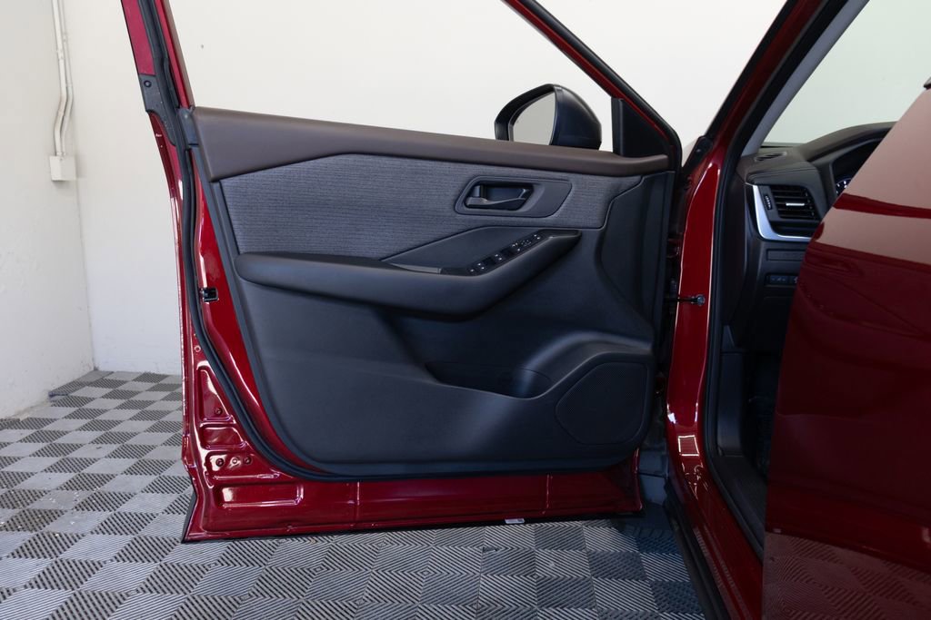 Used 2023 Nissan Rogue S image 15