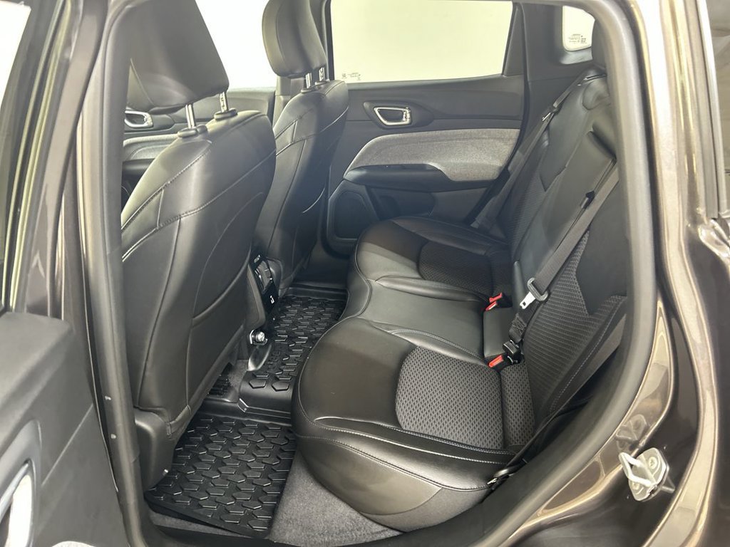 Used 2023 Jeep Compass Latitude w/ Convenience Group AWD/4WD image 19