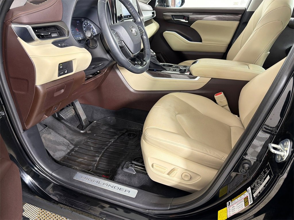 Used 2020 Toyota Highlander Limited image 11