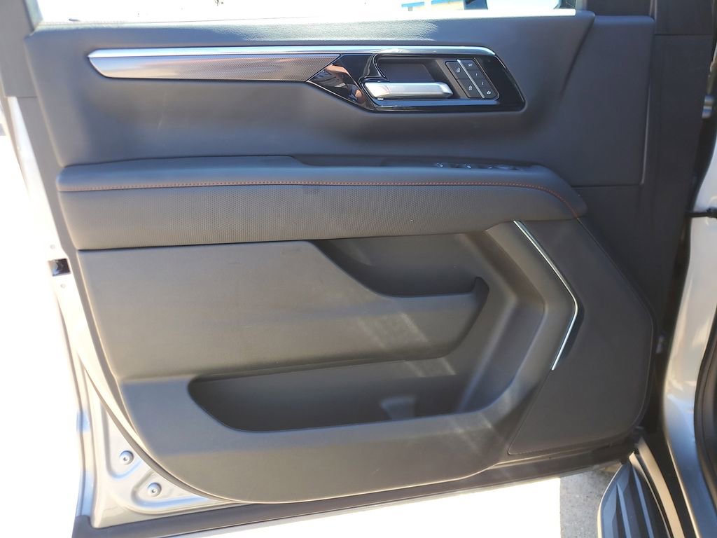 Used 2025 Chevrolet Suburban RST image 17