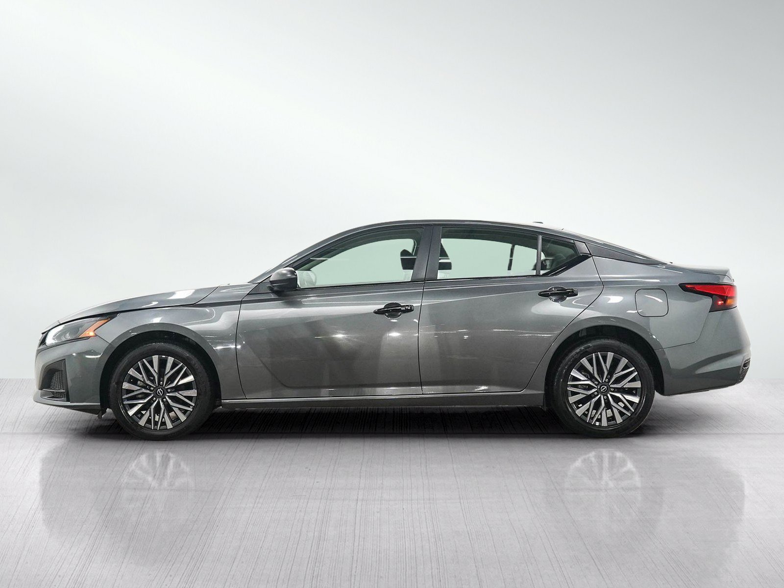 Used 2025 Nissan Altima 2.5 SV AWD/4WD image 2