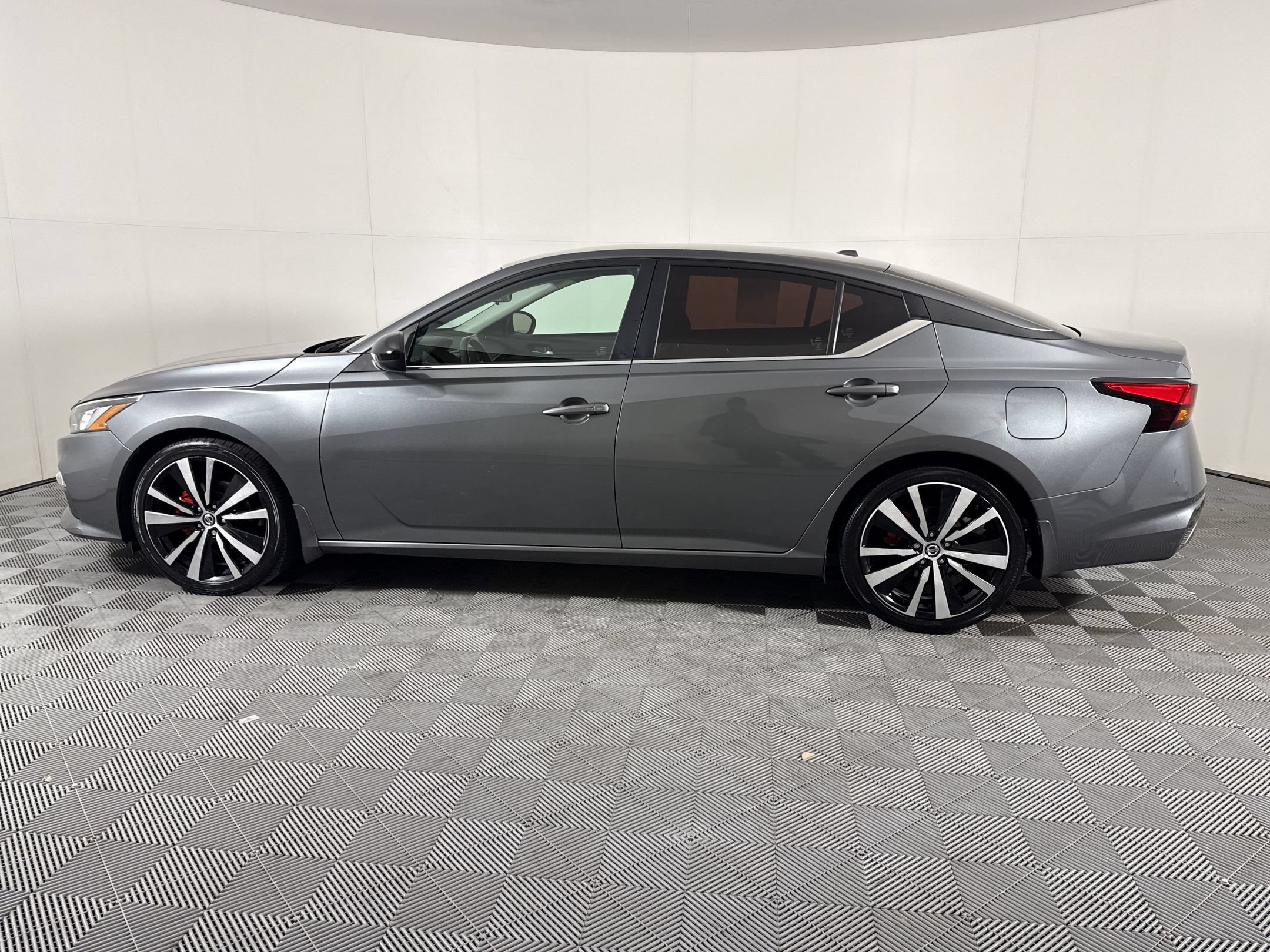 Used 2022 Nissan Altima 2.5 SR FWD image 2