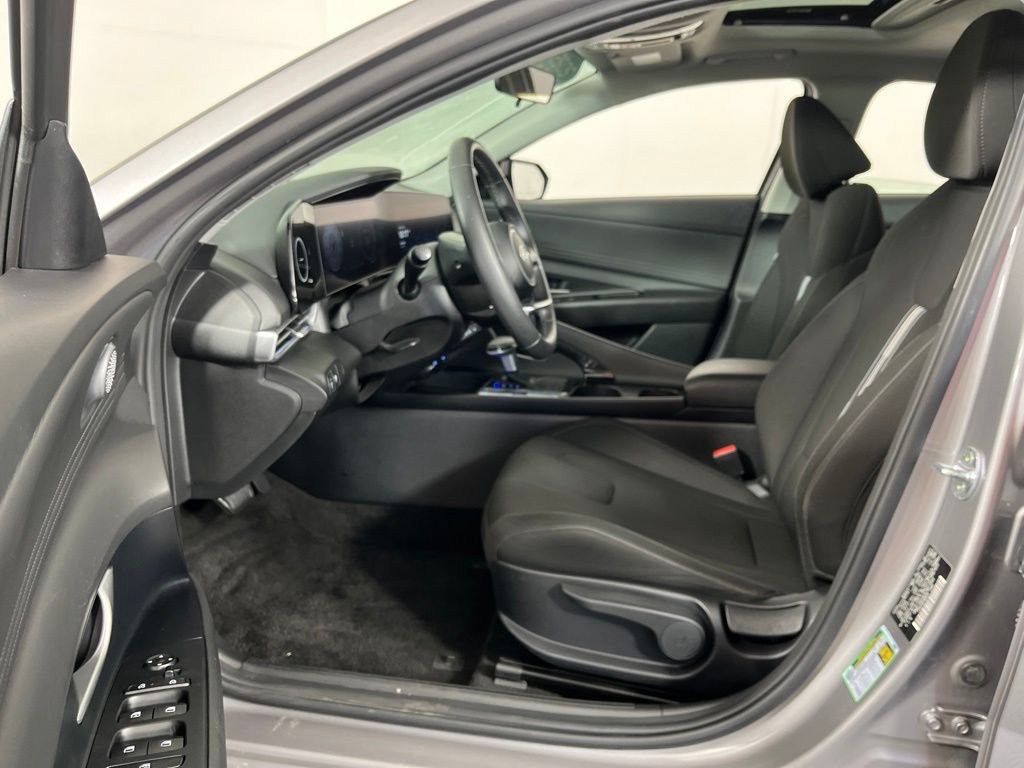 Used 2025 Hyundai Elantra SEL FWD image 21