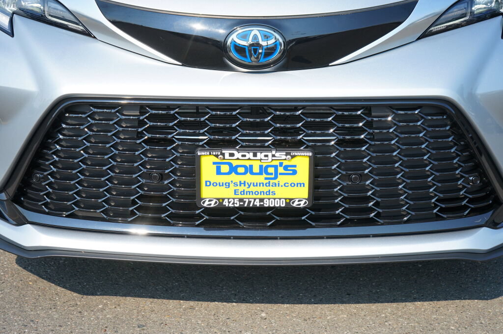 Used 2023 Toyota Sienna XSE AWD/4WD image 12