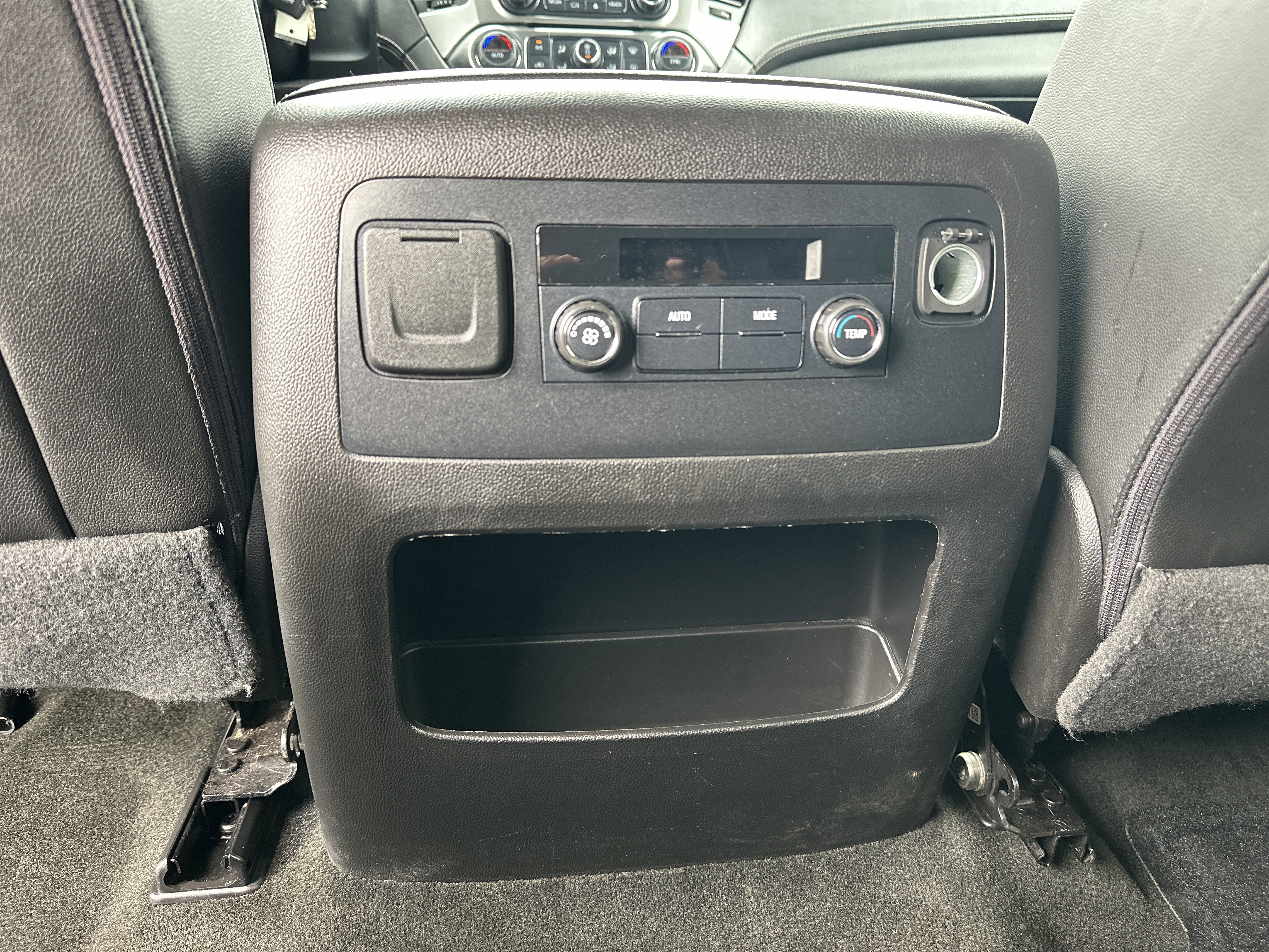 Used 2016 Chevrolet Suburban LT RWD image 23