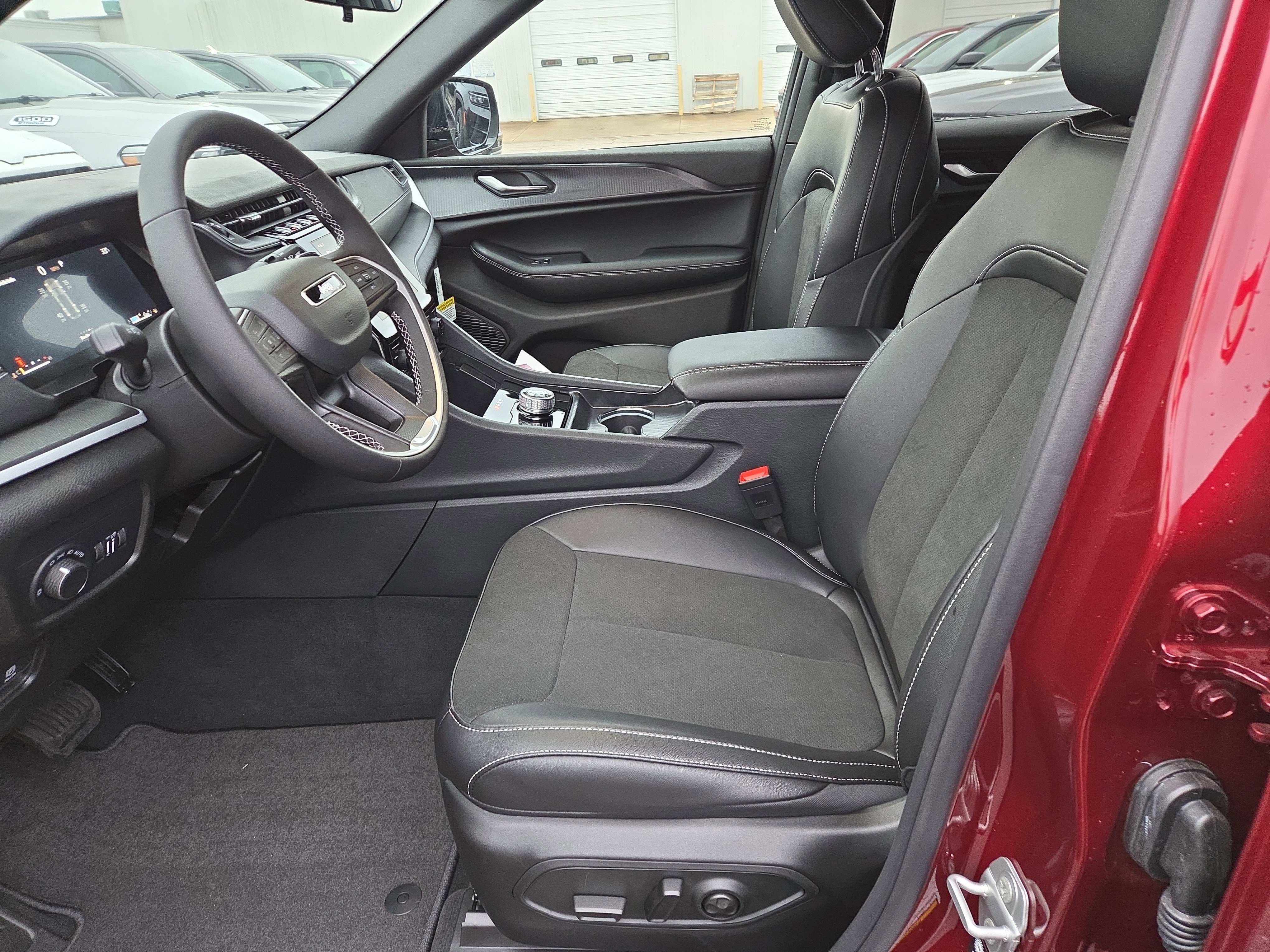 New 2025 Jeep Grand Cherokee 4WD image 4