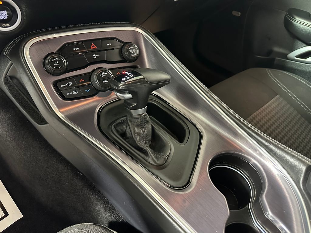 Used 2016 Dodge Challenger SXT RWD image 27