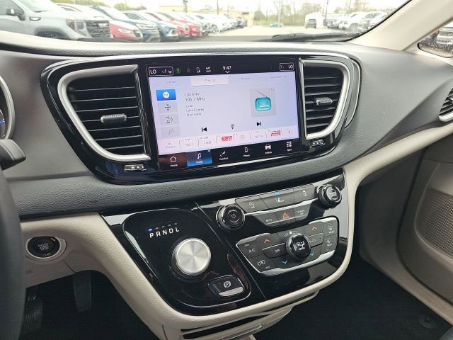 Used 2022 Chrysler Pacifica Touring-L FWD image 15