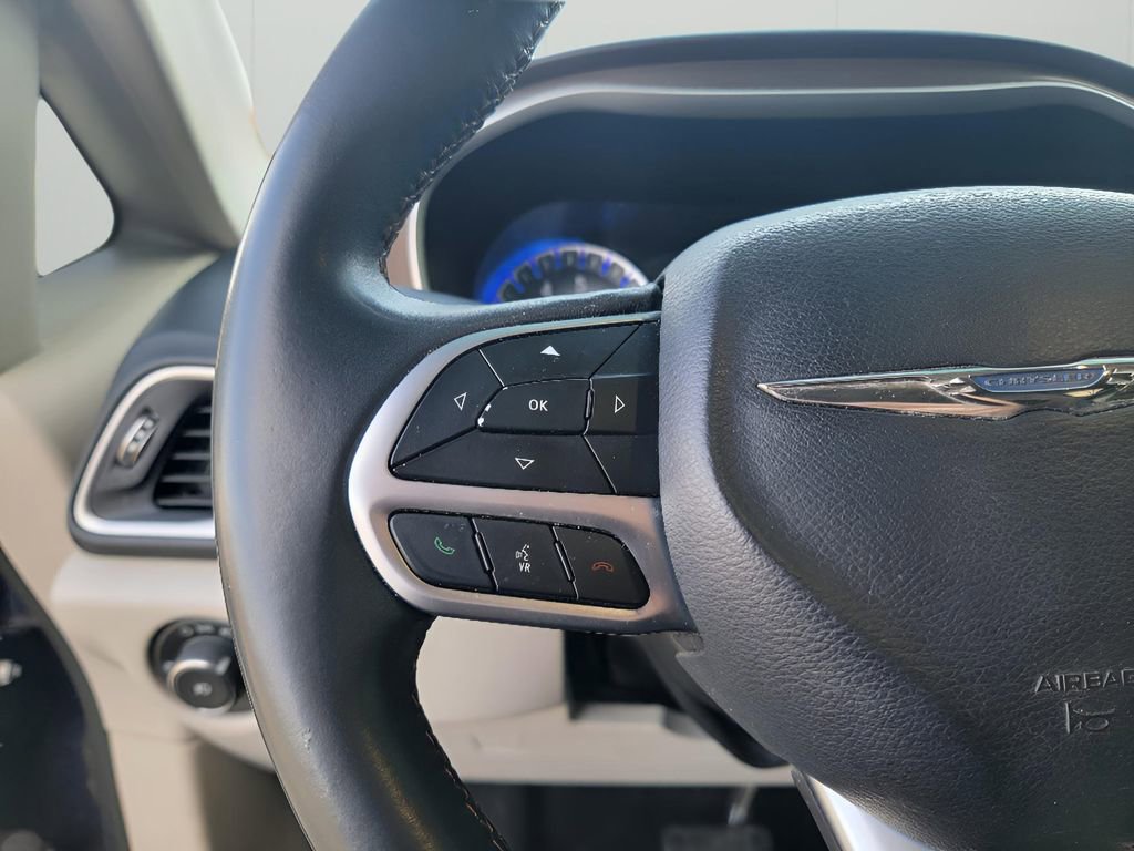 Used 2018 Chrysler Pacifica Touring-L image 17