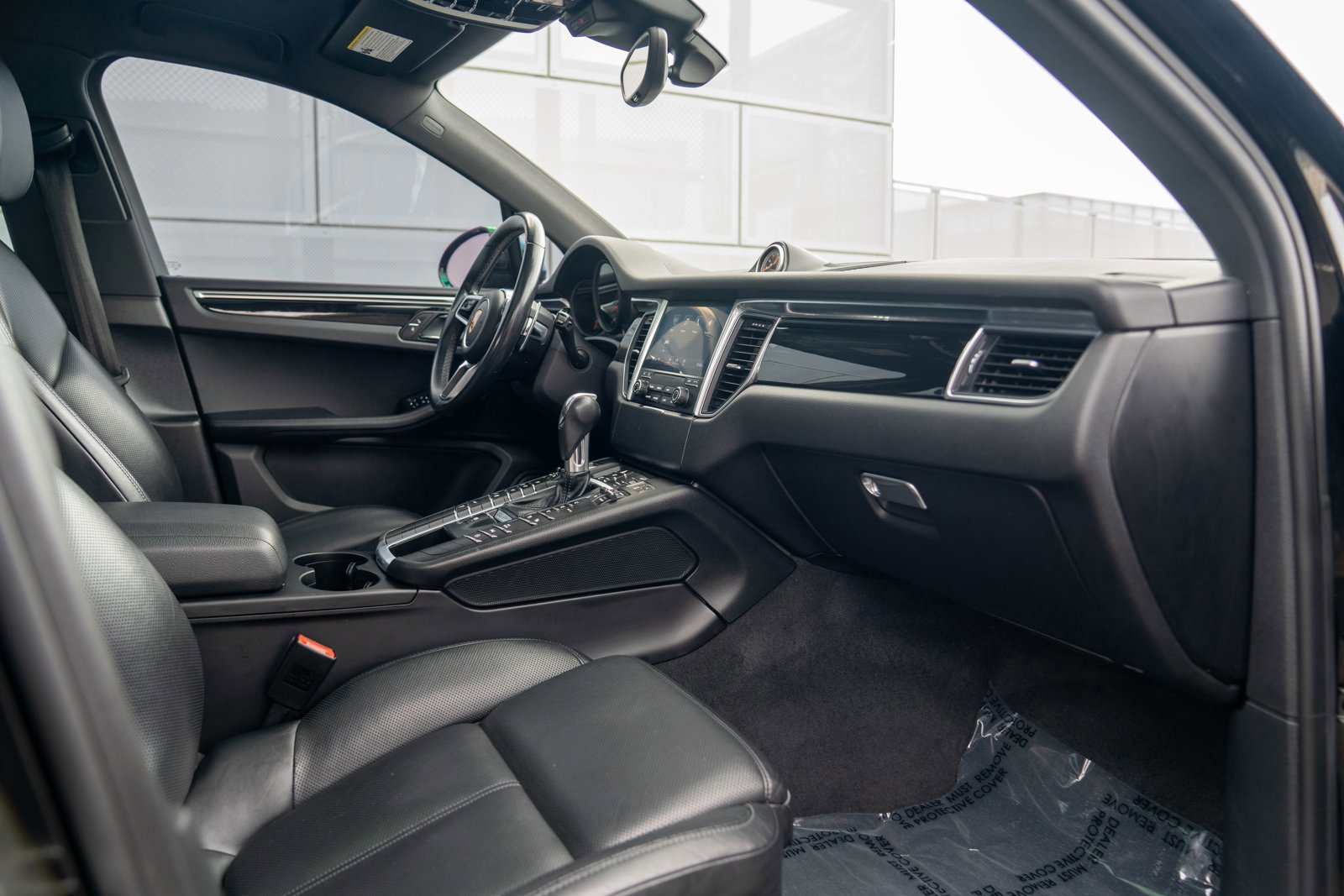Certified 2018 Porsche Macan AWD/4WD image 25