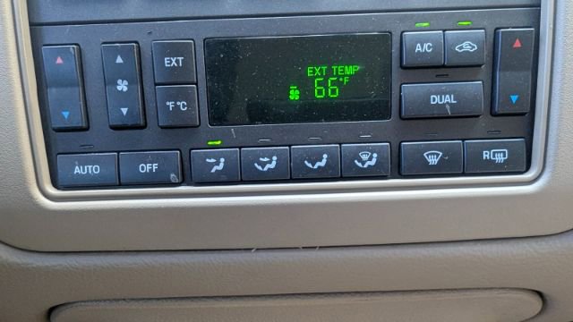 Used 2011 Lincoln Town Car Signature Limited image 36