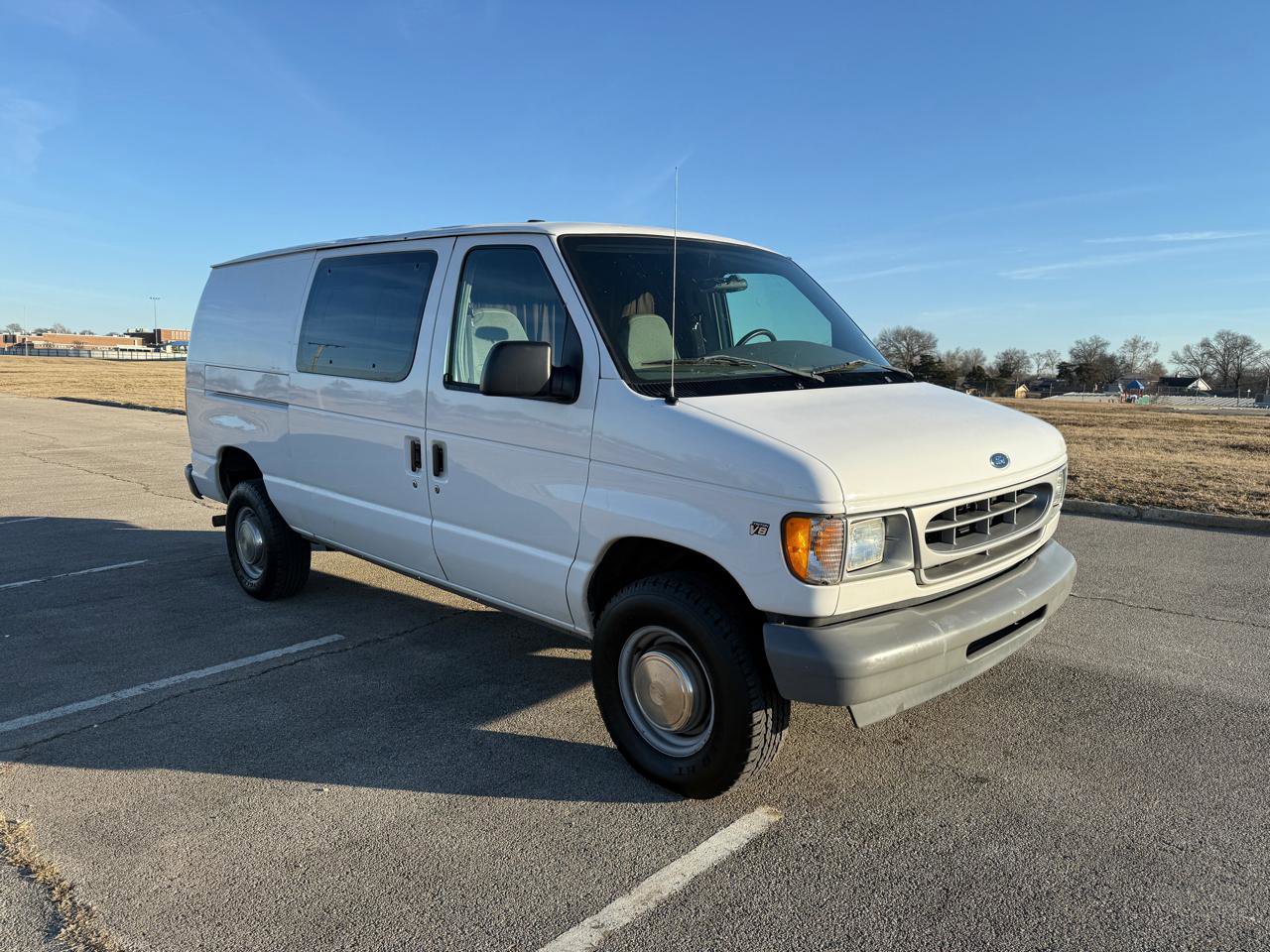 Used 2002 Ford E-350 and Econoline 350 Super Duty image 2
