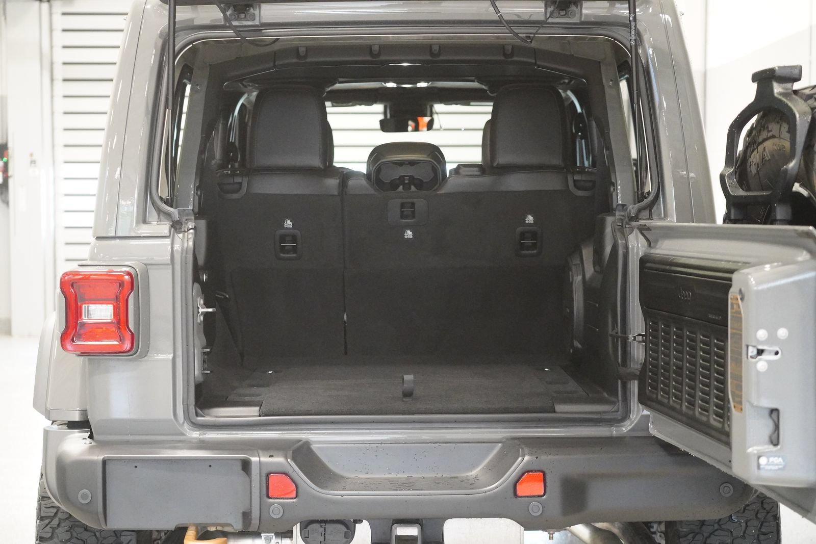 Used 2023 Jeep Wrangler Unlimited Rubicon 392 w/ Xtreme Recon 35" Tire Package AWD/4WD image 31