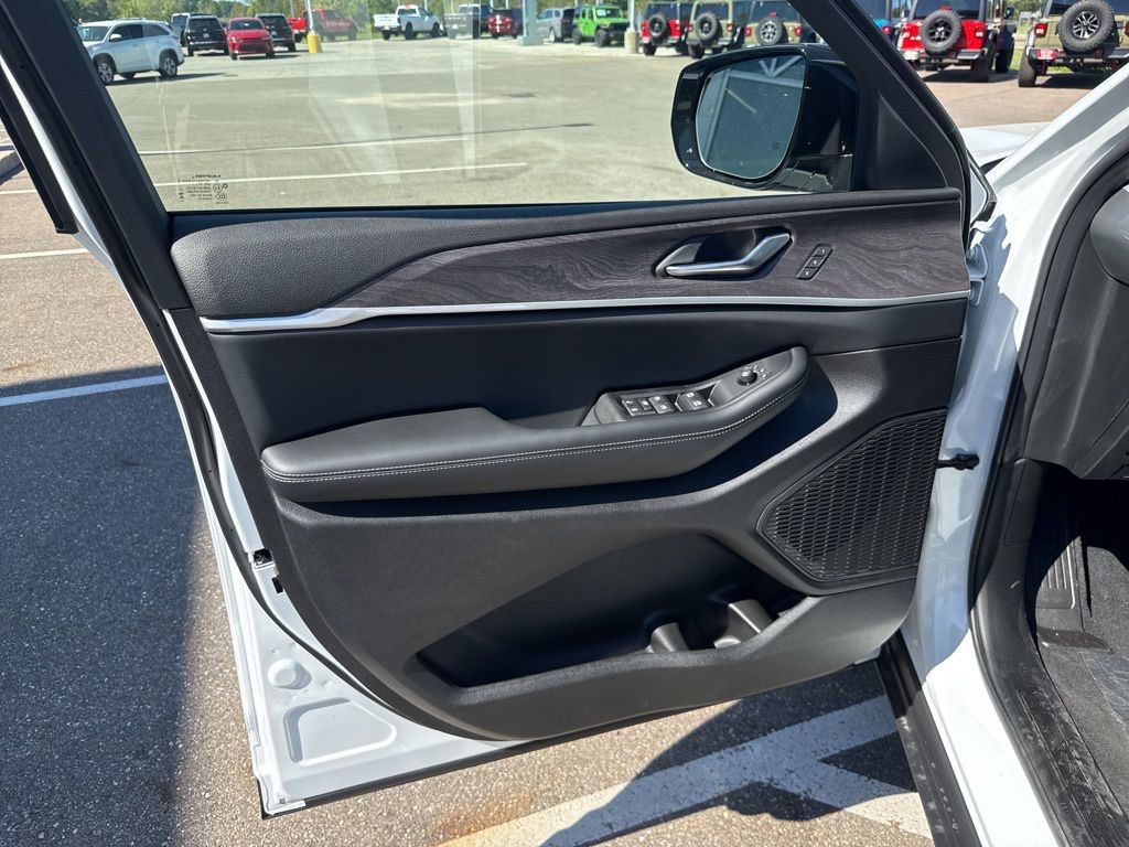 New 2025 Jeep Grand Cherokee L Limited image 13