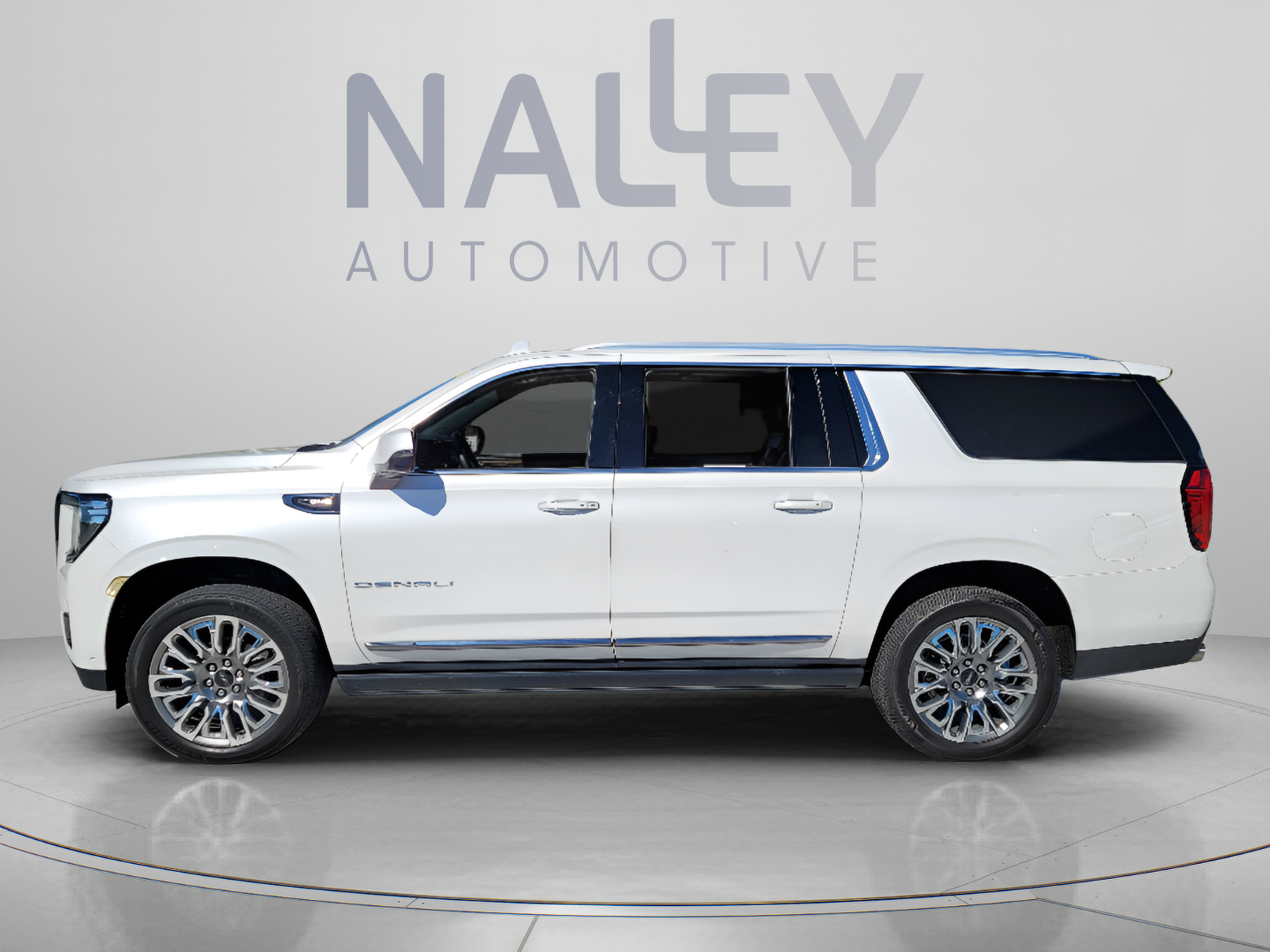 Used 2023 GMC Yukon XL Denali Ultimate AWD/4WD image 2
