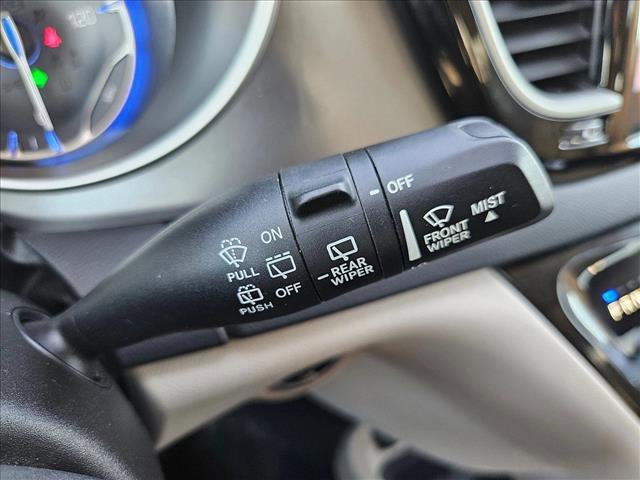 Used 2023 Chrysler Pacifica Touring-L FWD image 16