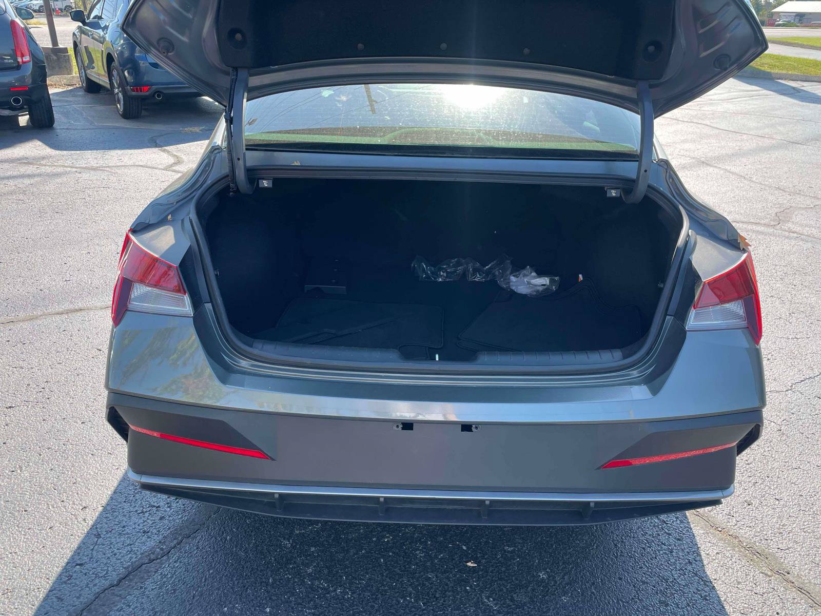 Used 2025 Hyundai Elantra SE w/ Cargo Package FWD image 7