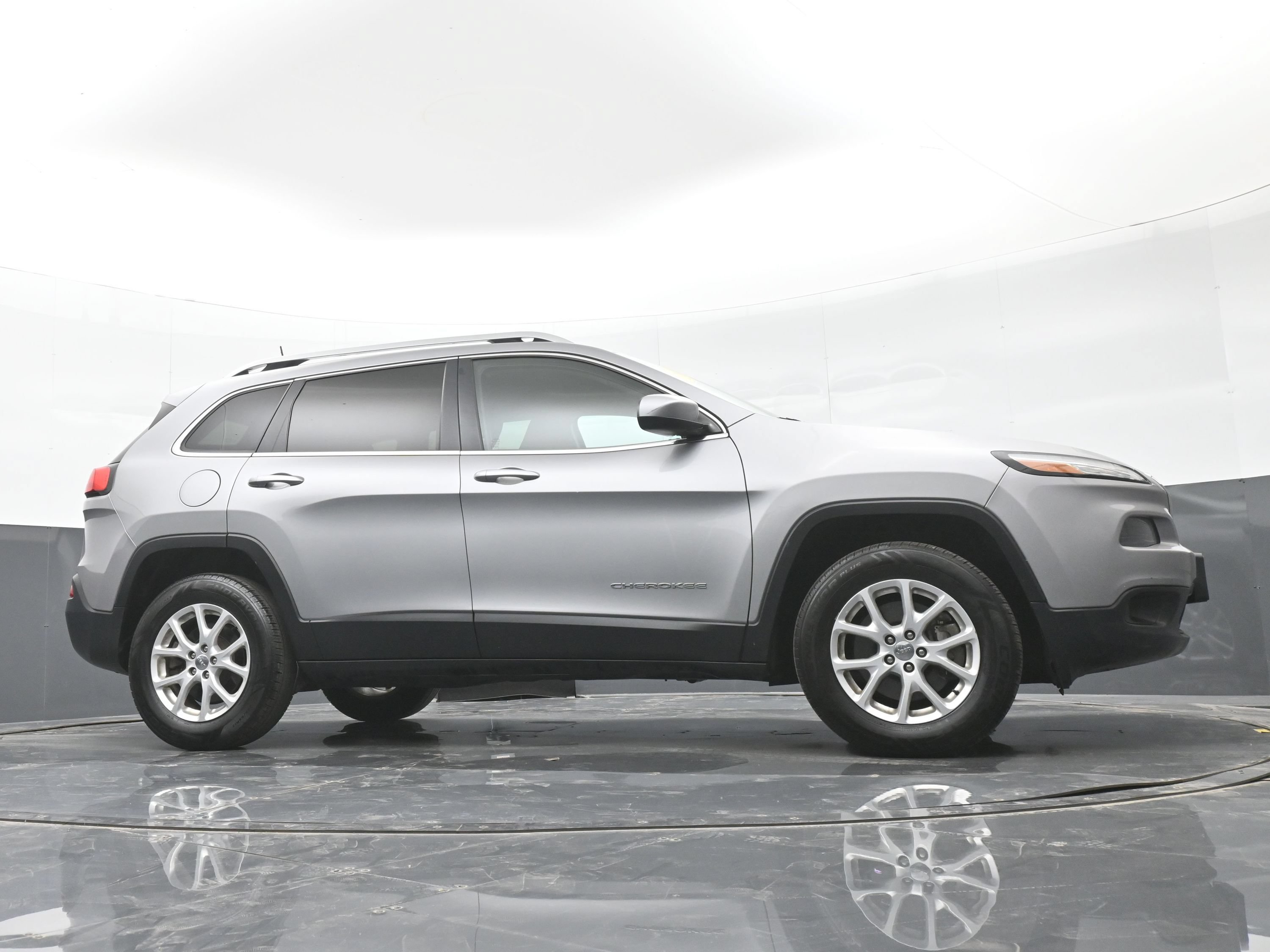 Used 2016 Jeep Cherokee Latitude AWD/4WD image 40