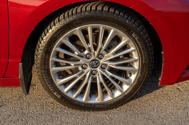 Used 2020 Toyota Avalon Limited image 11