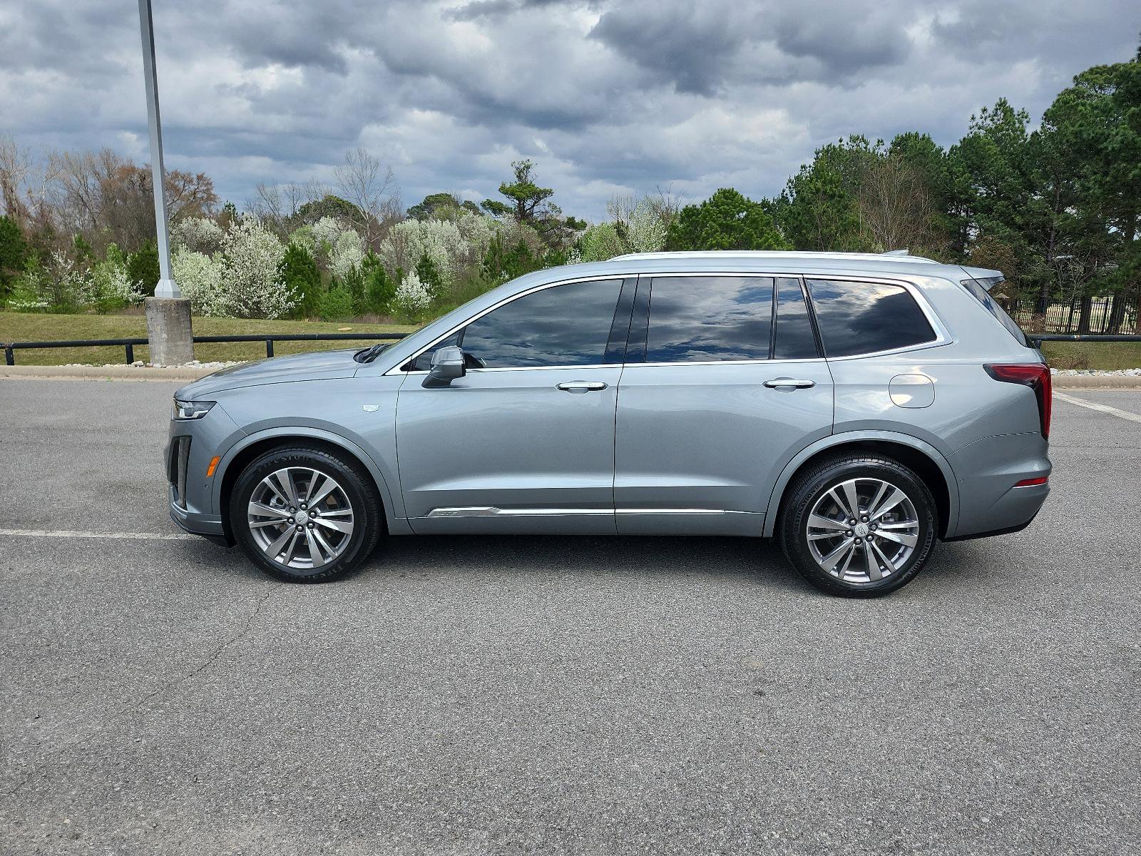 Used 2023 Cadillac XT6 Premium Luxury w/ Technology Package image 2
