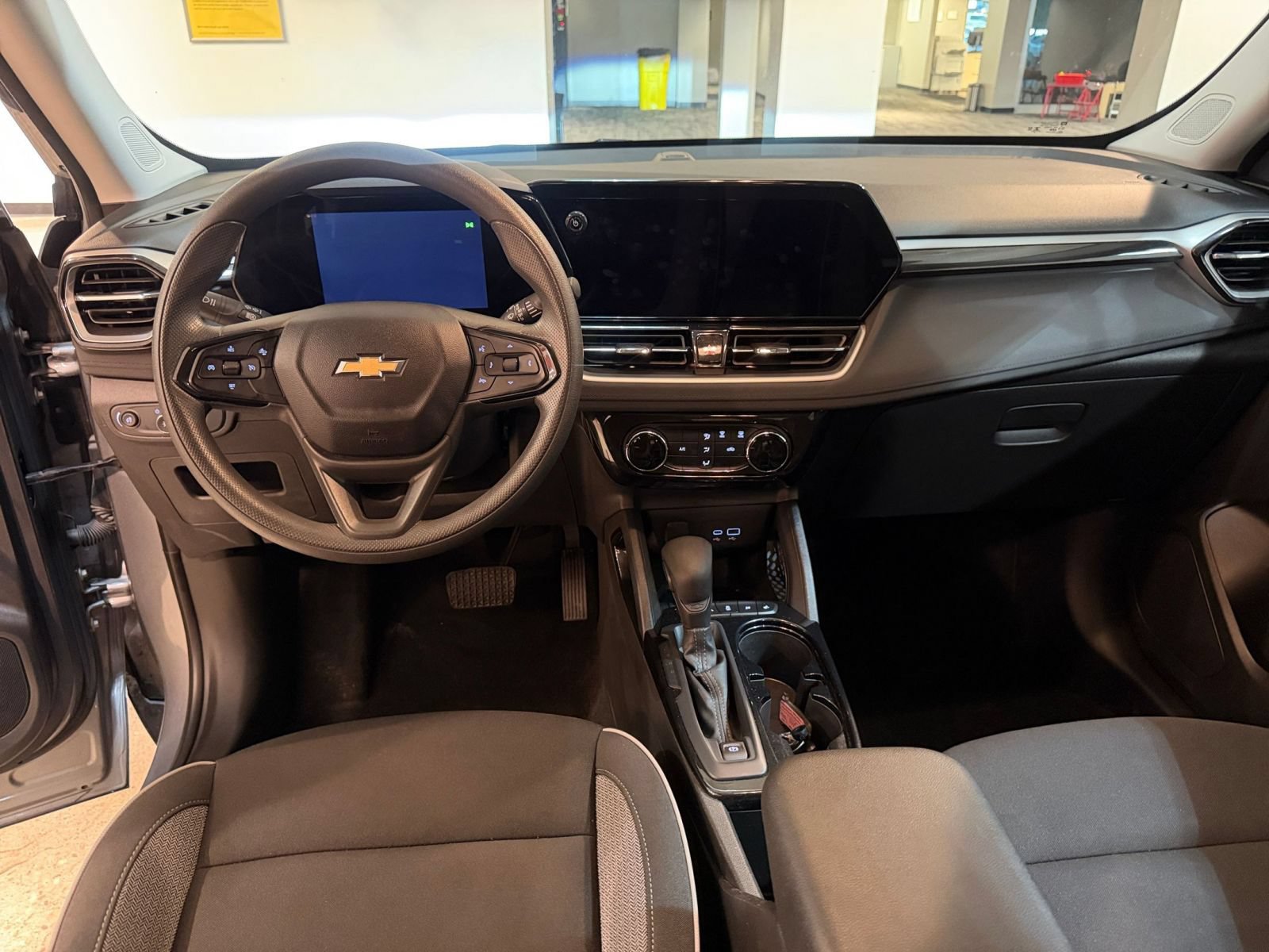 Used 2025 Chevrolet TrailBlazer LT FWD image 28