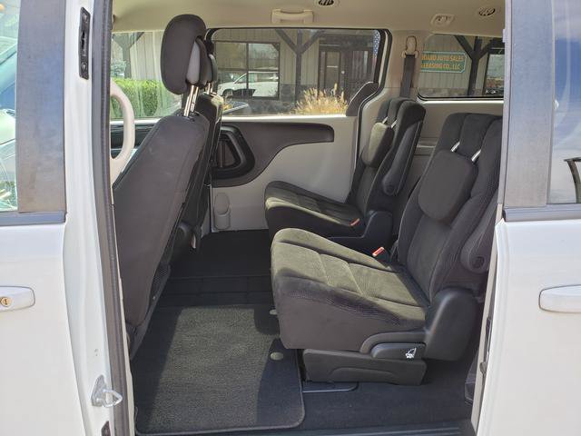Used 2016 Dodge Grand Caravan SXT w/ Rear Park Assist Package FWD image 12