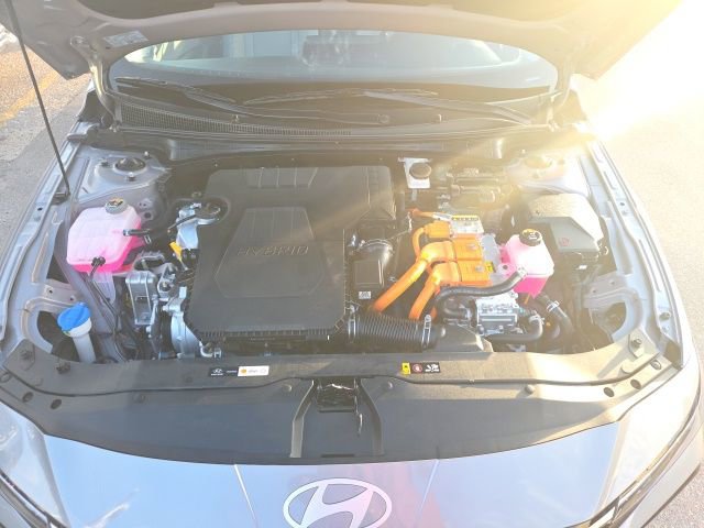 Used 2025 Hyundai Elantra Limited image 8