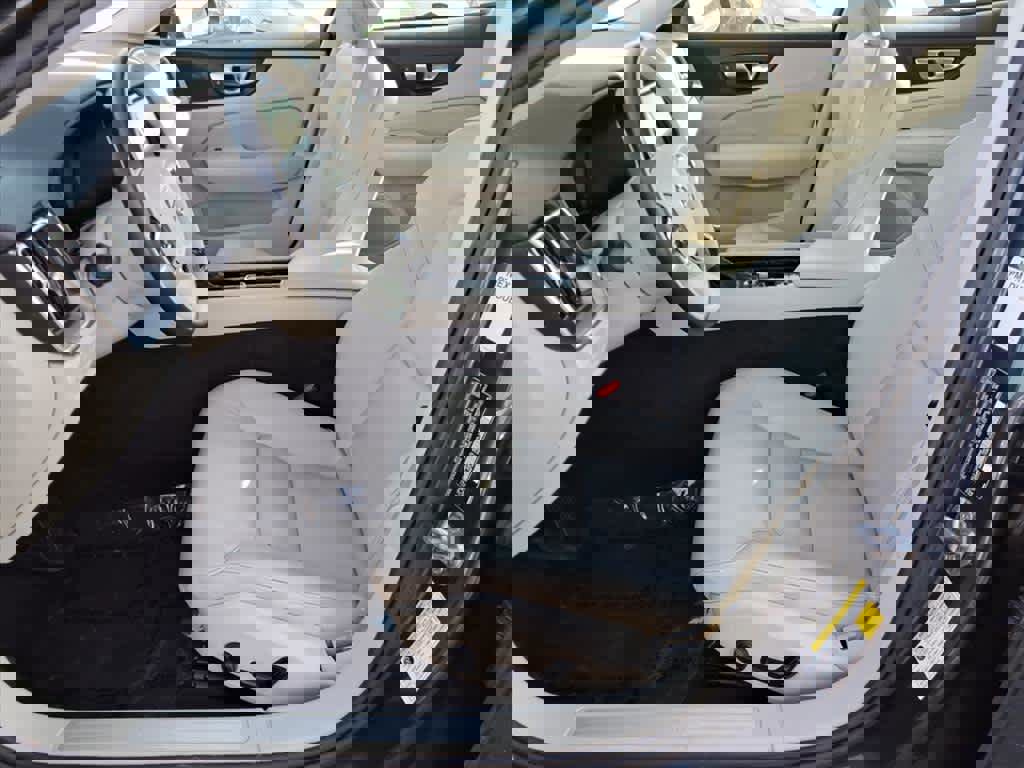 Used 2020 Volvo S60 T6 Momentum image 16