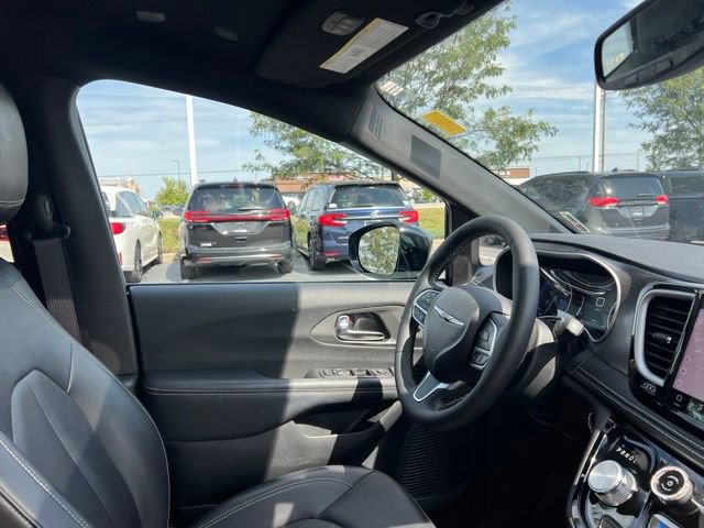 Used 2025 Chrysler Pacifica Select w/ Uconnect Theater Family Group AWD/4WD image 40