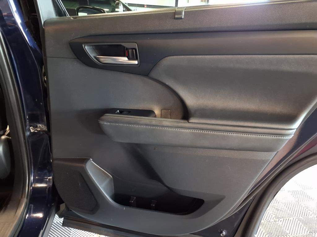 Used 2020 Toyota Highlander XLE image 11