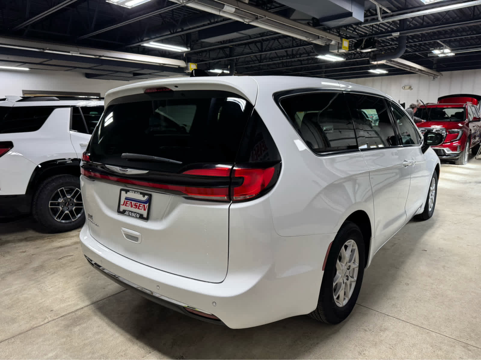 Used 2024 Chrysler Pacifica Touring-L image 4