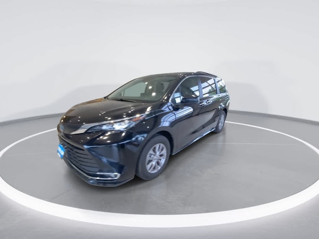 Used 2024 Toyota Sienna XLE AWD/4WD image 4