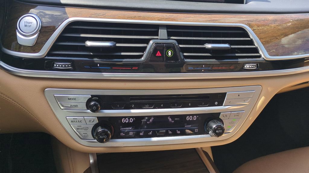 Used 2018 BMW 740e xDrive image 29