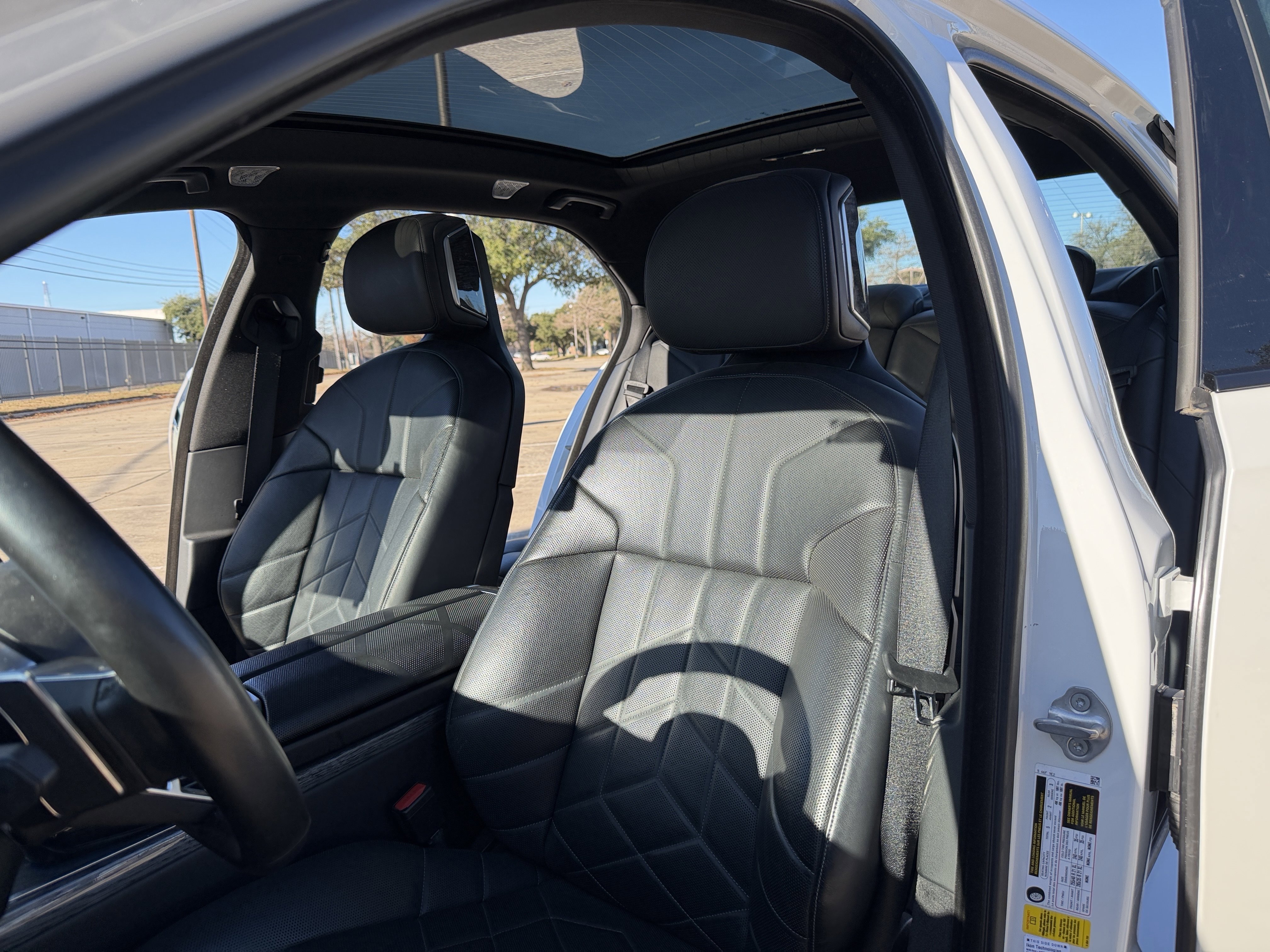 Used 2023 BMW 740i image 4