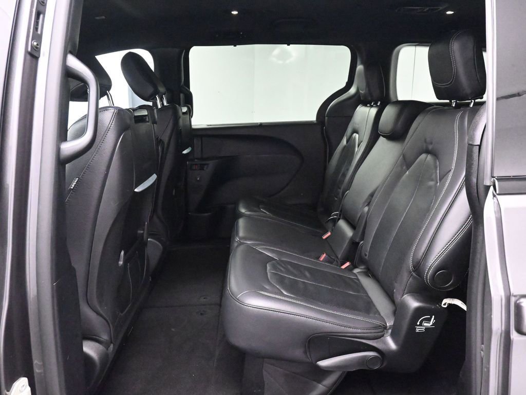 Used 2022 Chrysler Pacifica Touring-L w/ Uconnect Theater Family Group image 17