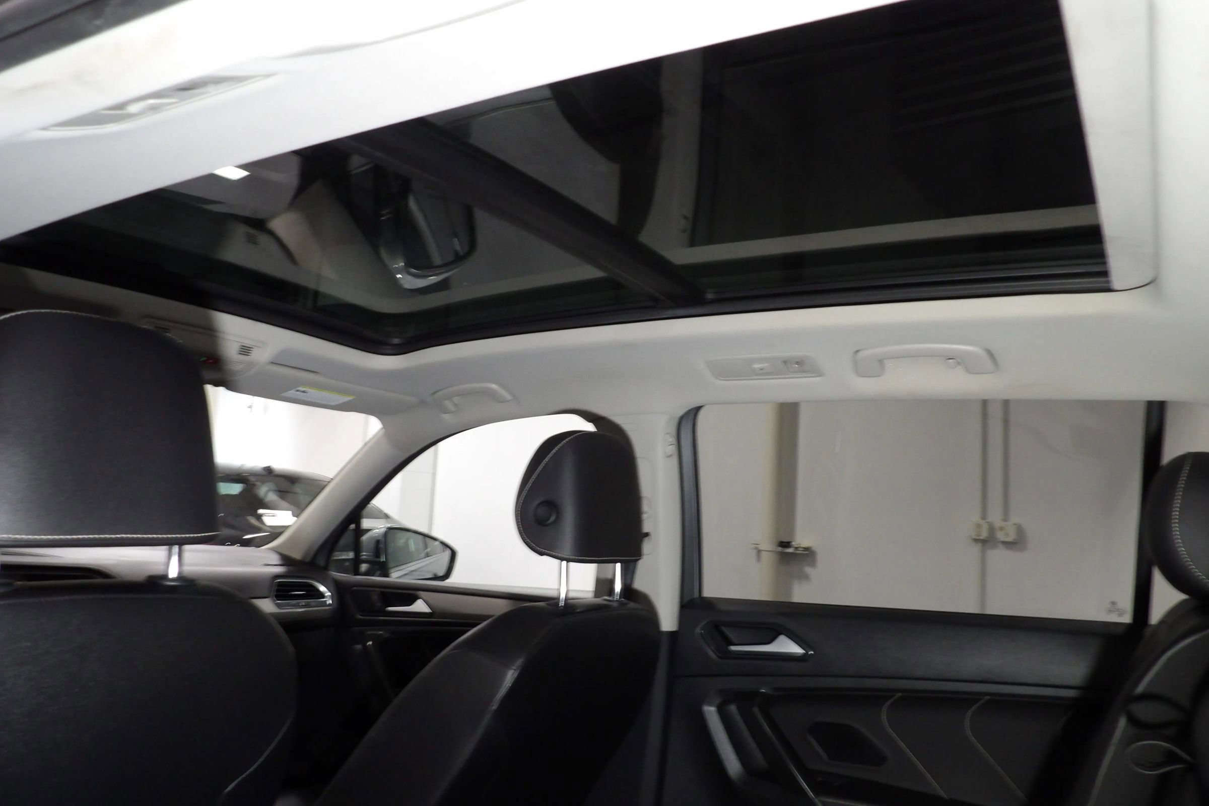 Used 2022 Volkswagen Tiguan SE w/ Panoramic Sunroof Package FWD image 15