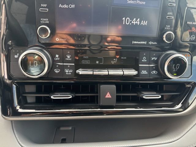 Used 2022 Toyota Highlander XLE AWD/4WD image 16