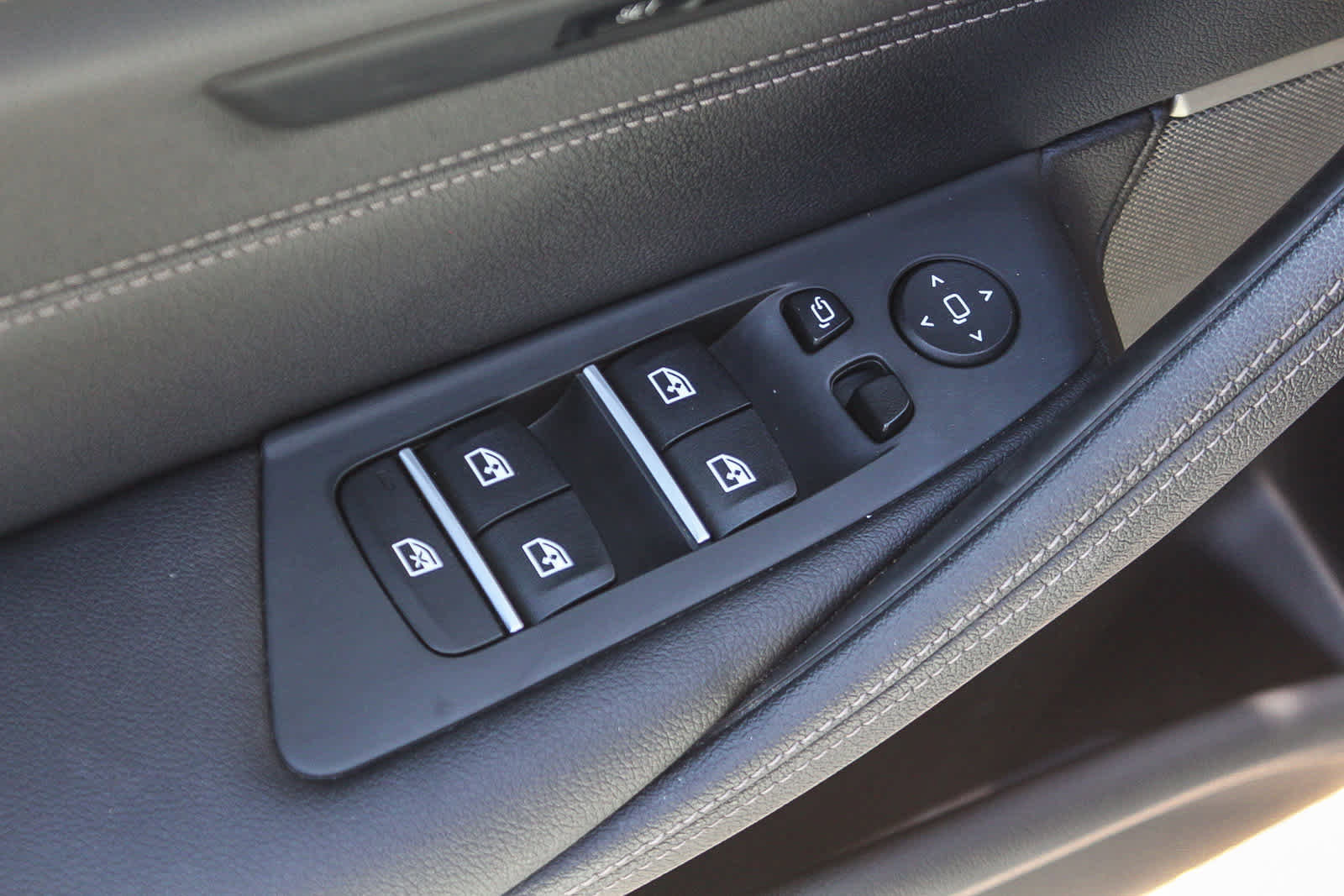 Certified 2023 BMW 530e RWD image 31