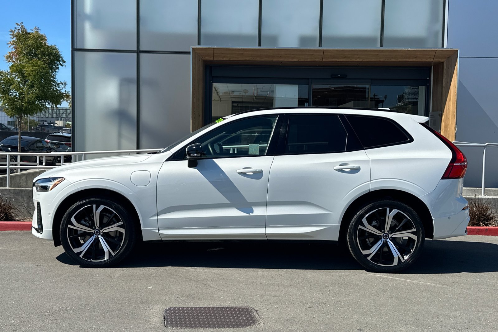 Certified 2024 Volvo XC60 T8 Ultimate w/ Protection Package Premier AWD/4WD image 6