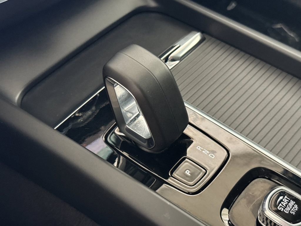 Certified 2025 Volvo XC60 B5 Core AWD/4WD image 21