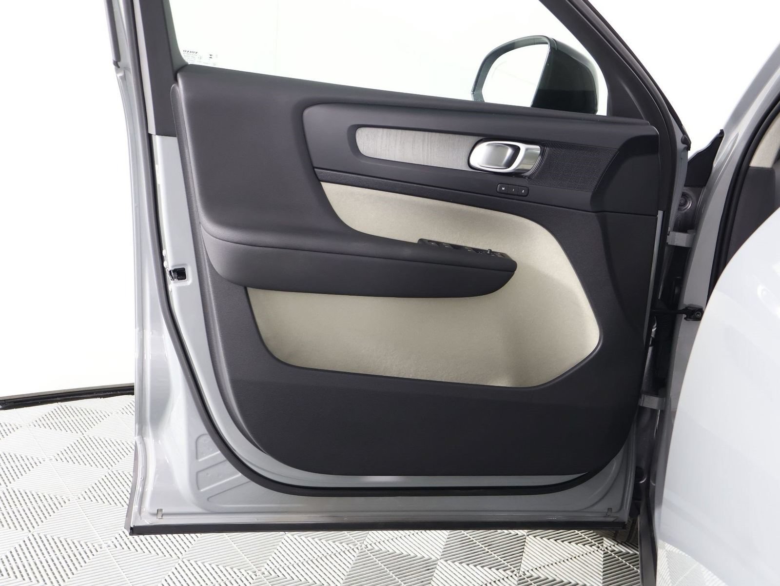 Certified 2026 Volvo XC40 B5 Plus AWD/4WD image 17