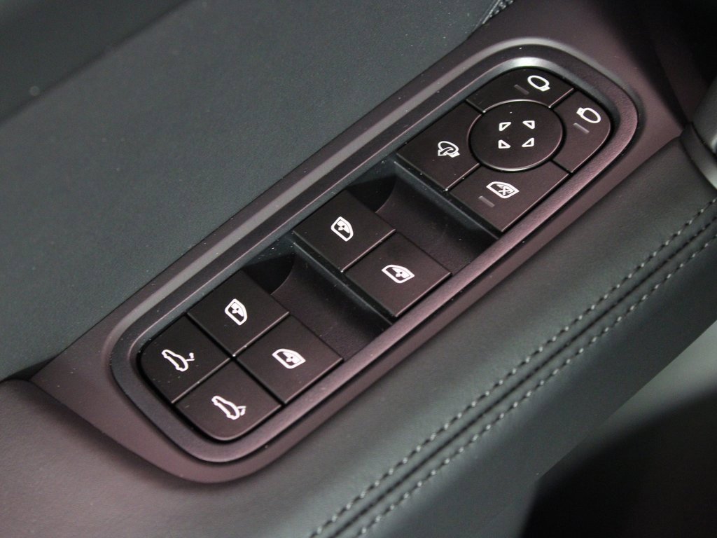 Used 2025 Porsche Cayenne image 16