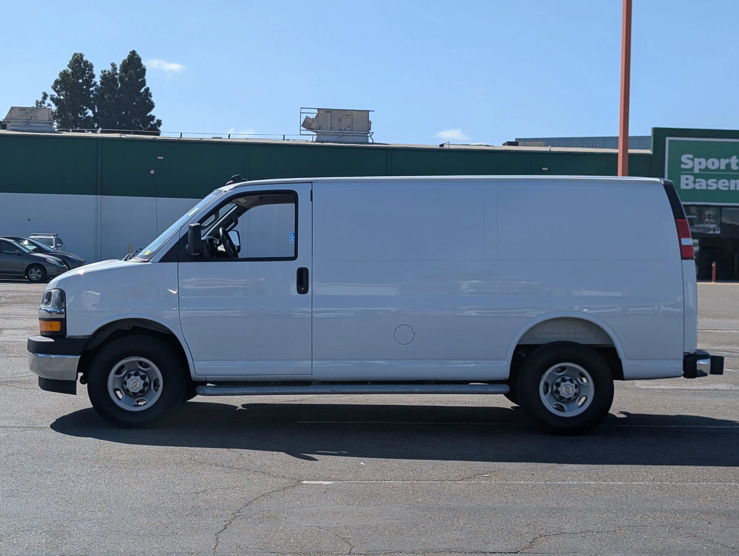 Used 2025 Chevrolet Express 2500 w/ Driver Convenience Package RWD image 4
