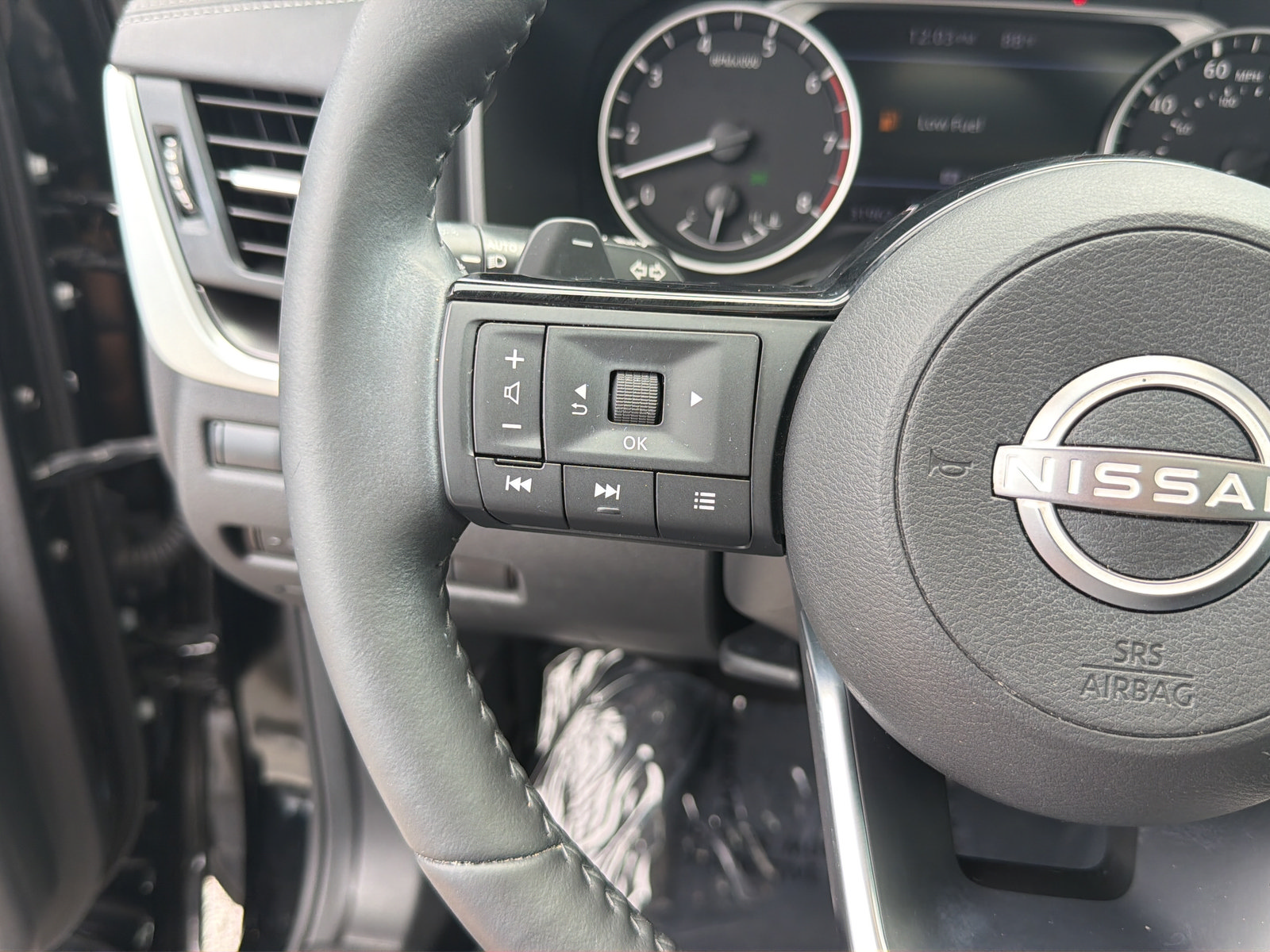 Used 2023 Nissan Rogue SV w/ SV Premium B Package FWD image 17