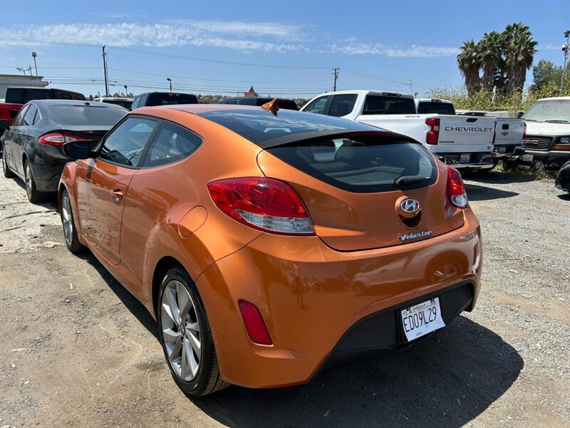 Used 2017 Hyundai Veloster FWD image 11