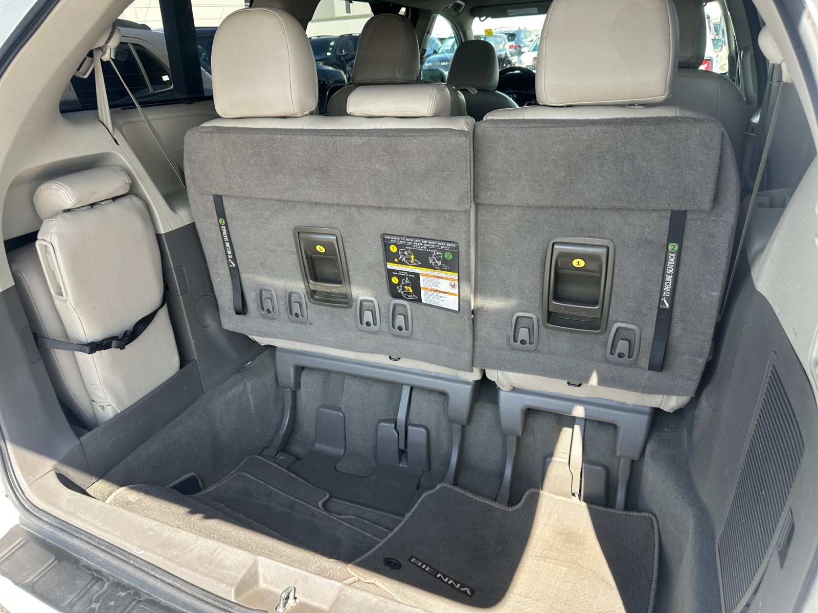 Used 2020 Toyota Sienna LE w/ Carpet Mat Package FWD image 27